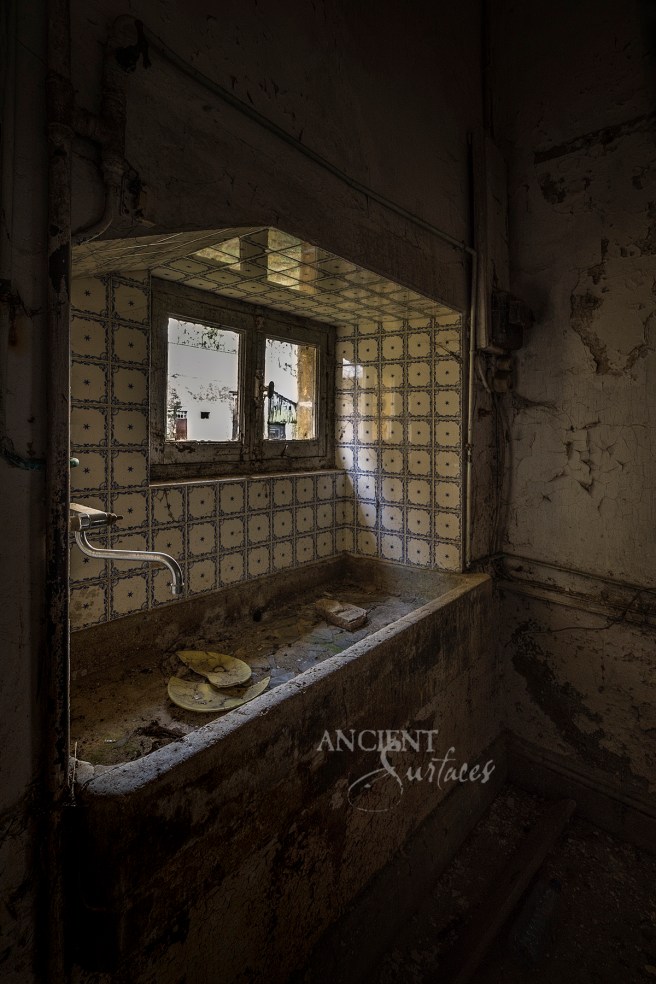 An elongated, trough like, vegetable washing and preparation sink seen in a ruined Provence countryside castle from the 16th century. 